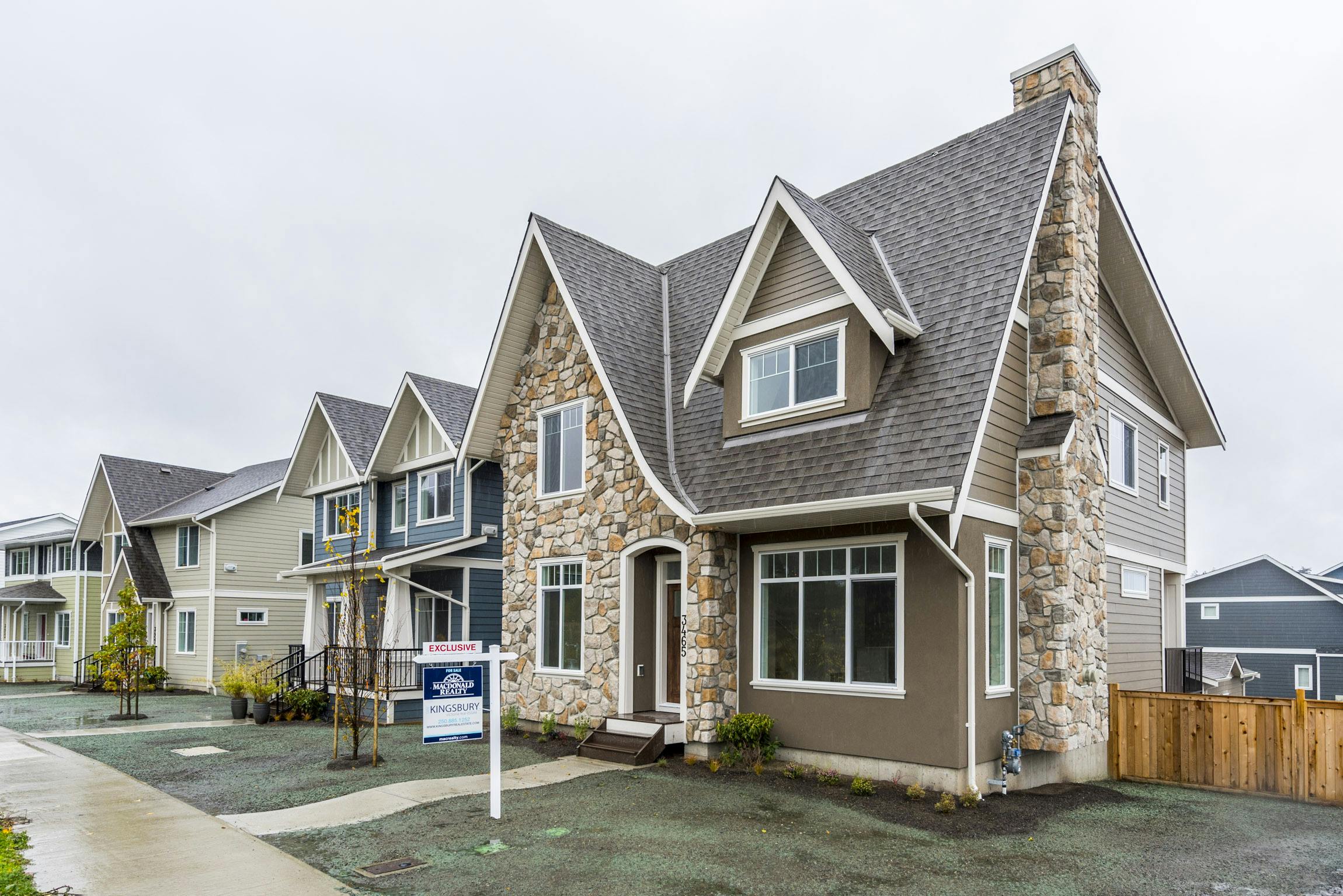 EXCLUSIVE LISTING
