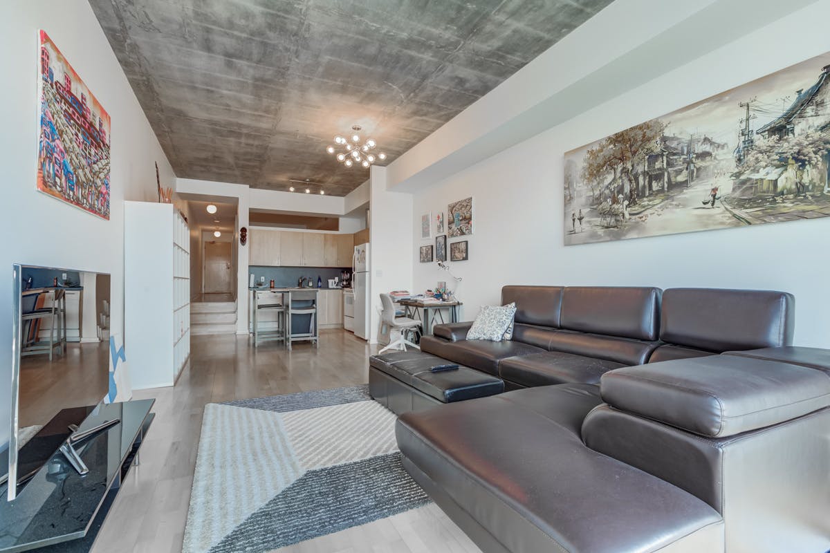 421-388 Richmond West living room